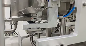 Máquina de Llenado y Tapado con Sistema de Seguimiento